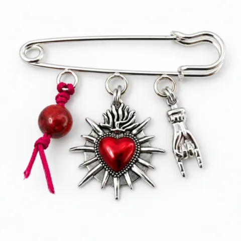 Notre collection de bijoux corses réunit des symboles, des créations protectrices et des objets identitaires à porter. Bijou corse "e breve", Broche “A Luce di Maria” .webp