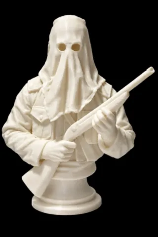 Buste Ribellu corse de 15 cm, cagoule et fusil, figurine historique blanche fabriquée à Corte. figurine-ribellu-corse-buste-15cm-face.webp